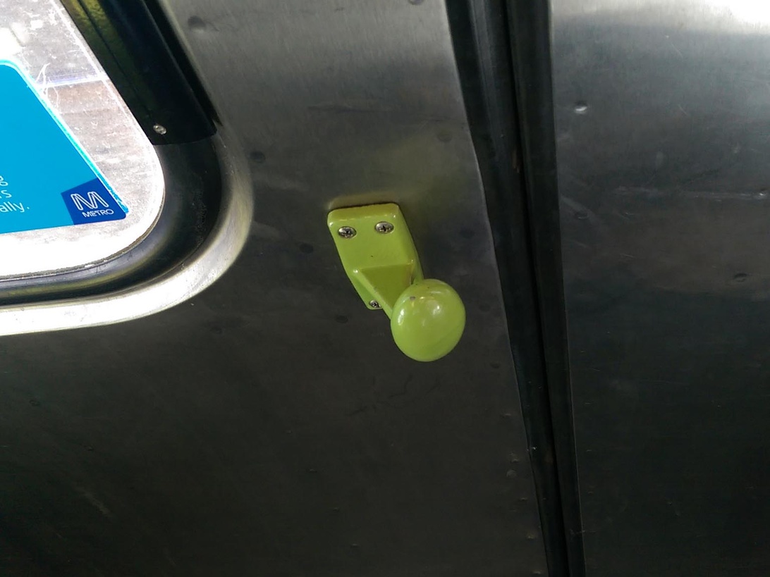 En sfärisk dörrknapp i en stark färg som blir en utstickande detalj.